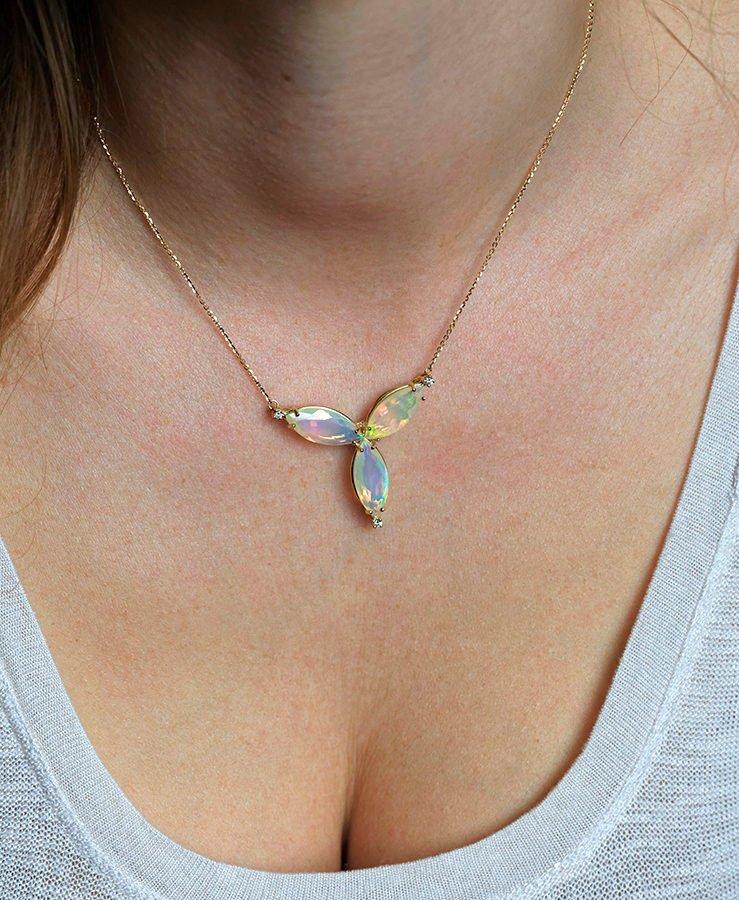 Florale Goldkette mit australischem Opal im Marquiseschliff