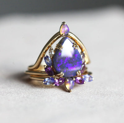 Australischer massiver schwarzer Opal-Clusterring, besetzt mit seitlichen Amethysten, Tansaniten und weißen Diamanten