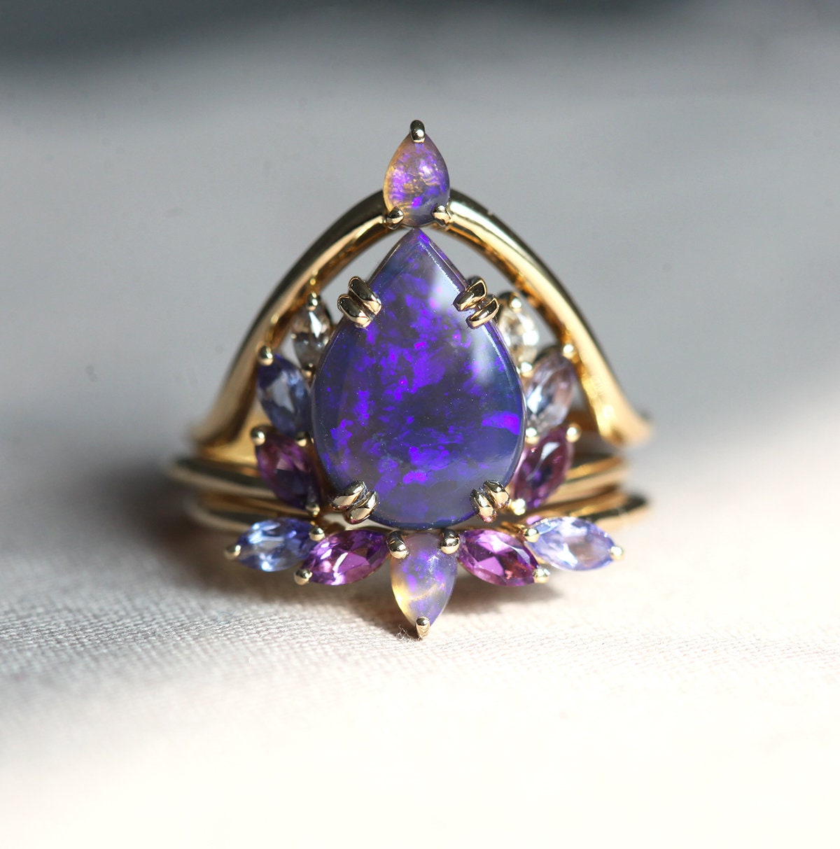 Australischer massiver schwarzer Opal-Clusterring, besetzt mit seitlichen Amethysten, Tansaniten und weißen Diamanten