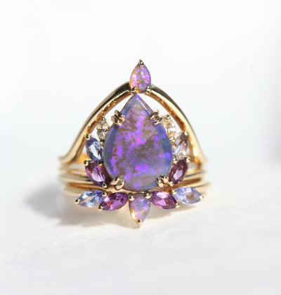 Australischer massiver schwarzer Opal-Clusterring, besetzt mit seitlichen Amethysten, Tansaniten und weißen Diamanten