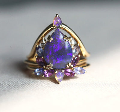 Australischer massiver schwarzer Opal-Clusterring, besetzt mit seitlichen Amethysten, Tansaniten und weißen Diamanten