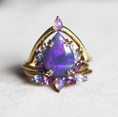 Australischer massiver schwarzer Opal-Clusterring, besetzt mit seitlichen Amethysten, Tansaniten und weißen Diamanten