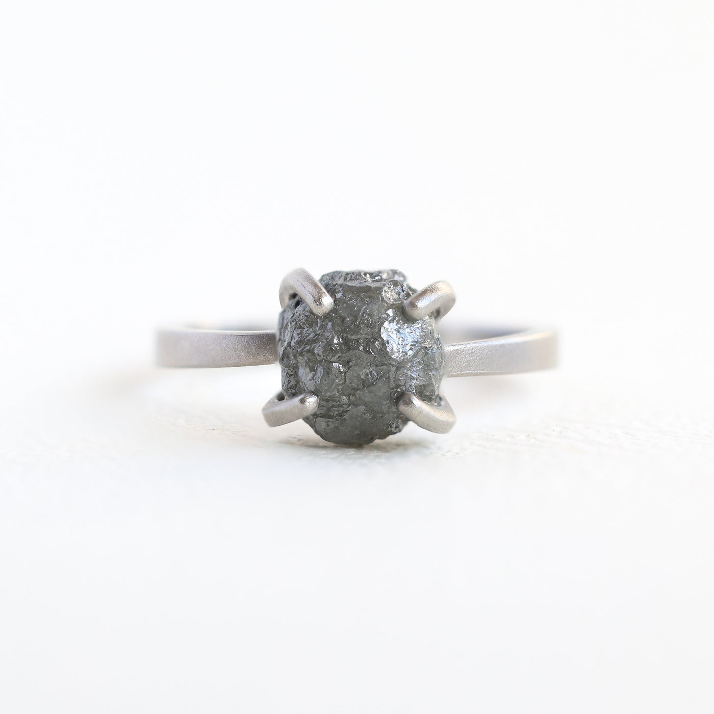 Rohdiamant-Platinring mit freigeformtem grauem Diamant-Solitär und vier Krappen.