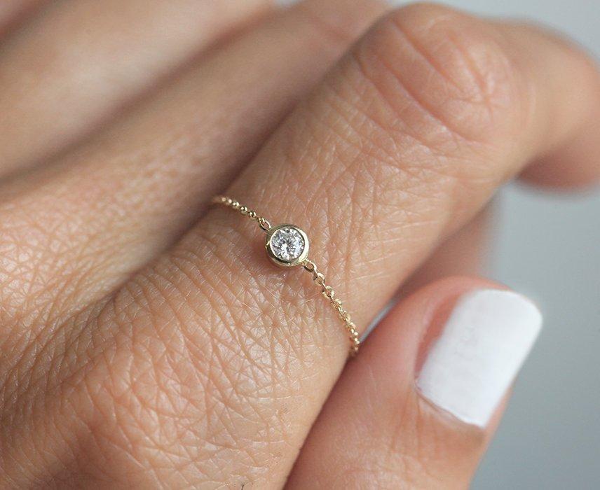 Runder Diamantring mit Goldkette