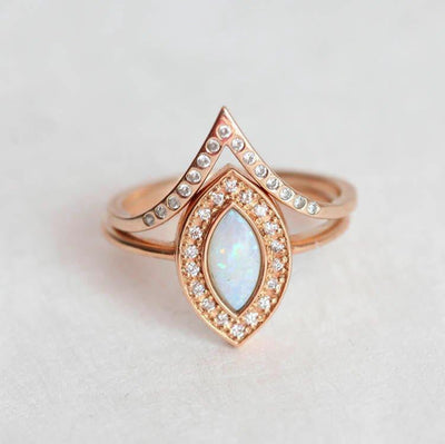 Weißer Opal-Halo-Ring im Marquise-Schliff mit runden Diamanten und V-förmigem Diamant-Pavé-Band