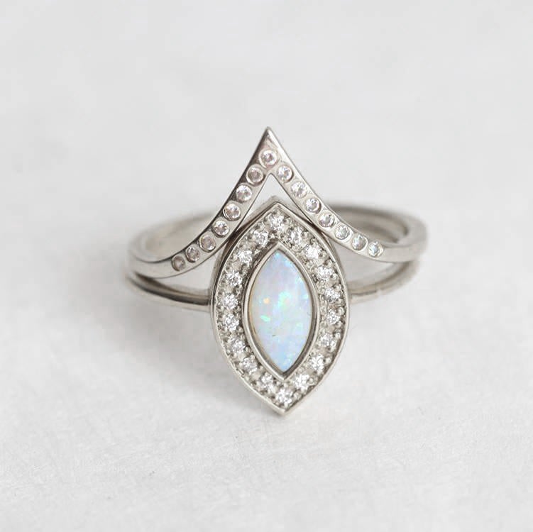 Weißer Opal-Halo-Ring im Marquise-Schliff mit runden Diamanten und V-förmigem Diamant-Pavé-Band