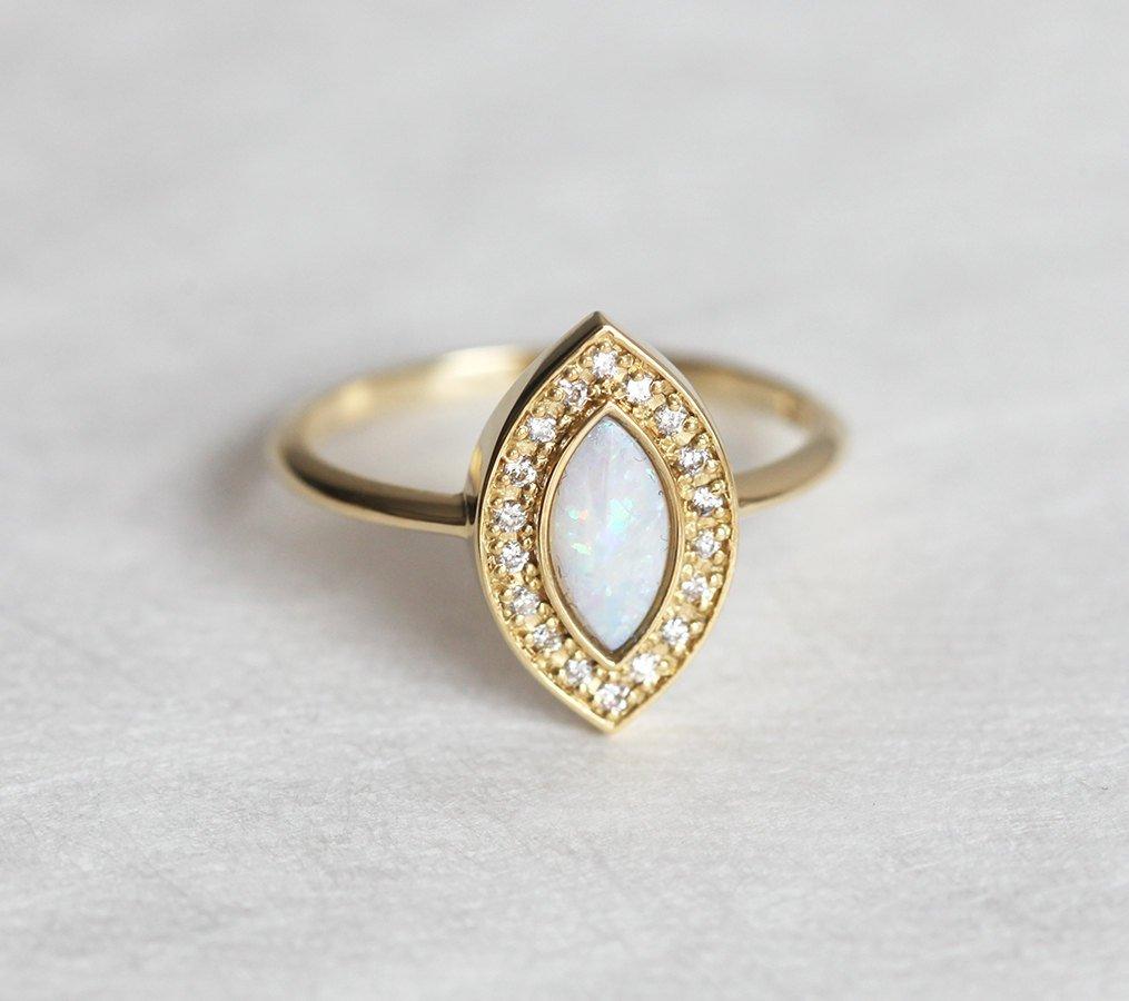 Weißer Opal-Halo-Ring im Marquise-Schliff mit runden Diamanten