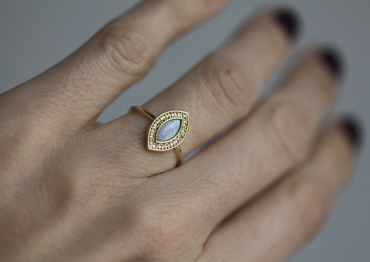 Weißer Opal-Halo-Ring im Marquise-Schliff mit runden Diamanten