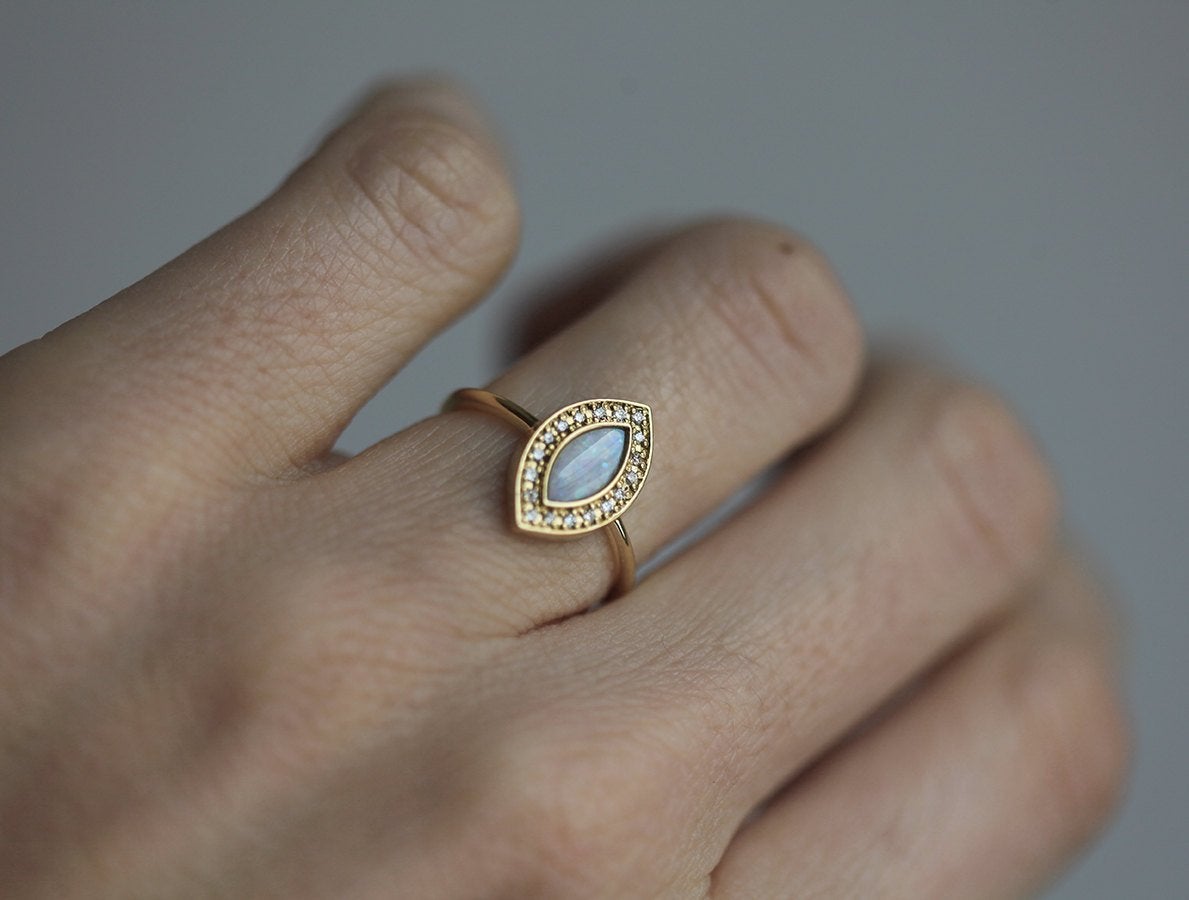 Weißer Opal-Halo-Ring im Marquise-Schliff mit runden Diamanten