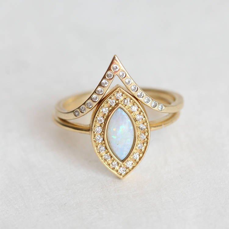 Weißer Opal-Halo-Ring im Marquise-Schliff mit runden Diamanten und V-förmigem Diamant-Pavé-Band