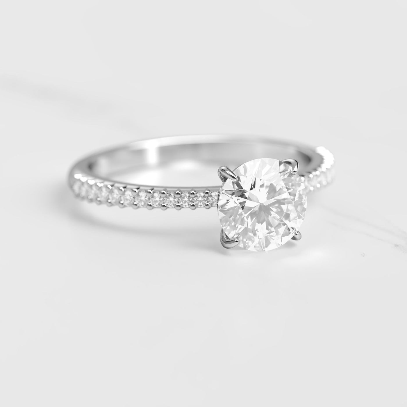 Runder, sich verjüngender Diamant-Eternity-Ring mit Halbpavé-Fassung