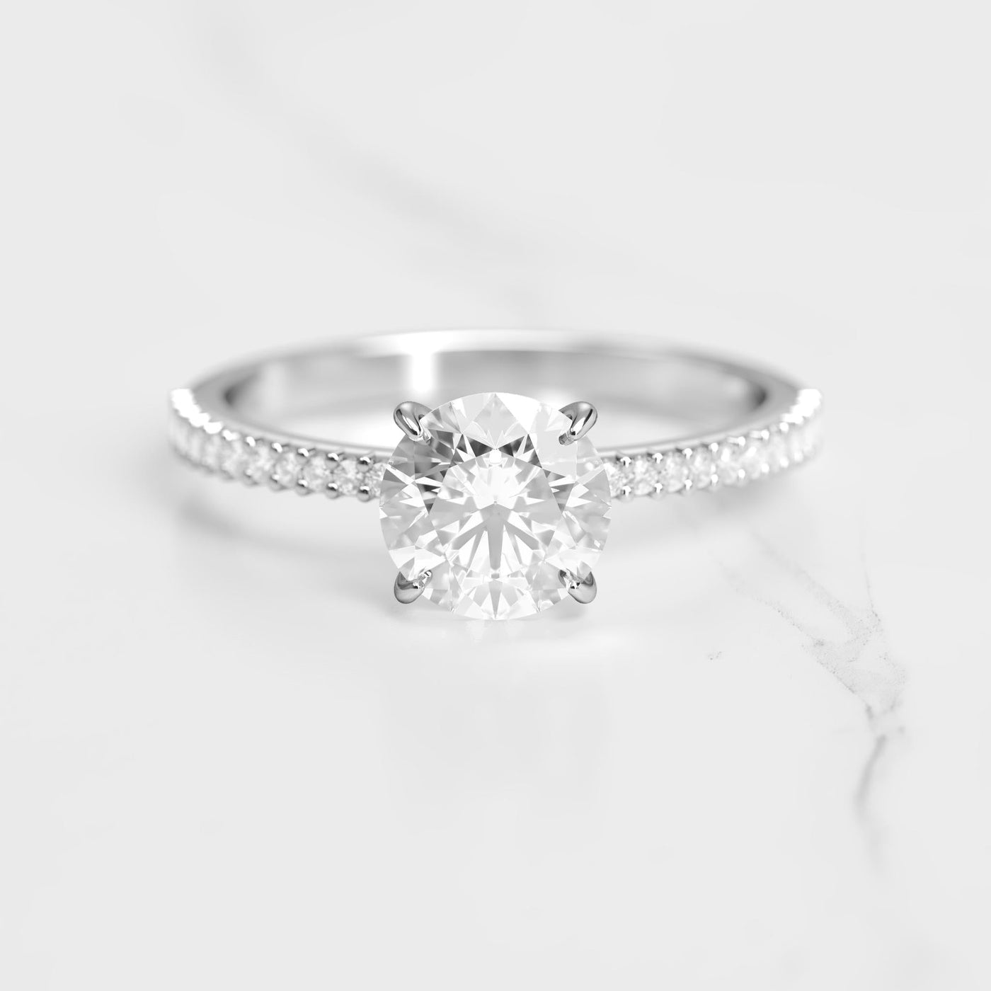 Runder, sich verjüngender Diamant-Eternity-Ring mit Halbpavé-Fassung