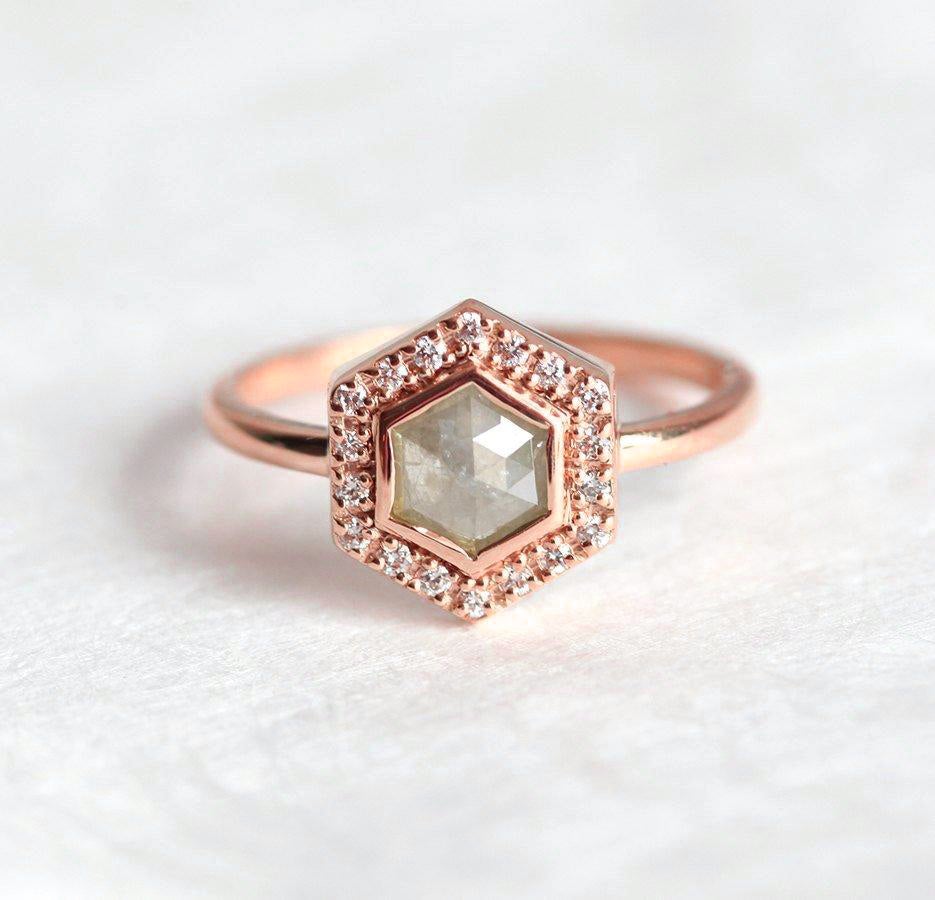 Sechseckiger Ring aus Roségold mit Salz- und Pfefferdiamanten und seitlichen runden weißen Diamanten