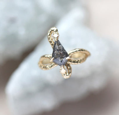 Kite Salt & Pepper-Diamantring mit einzigartigem goldenen Schlangenband