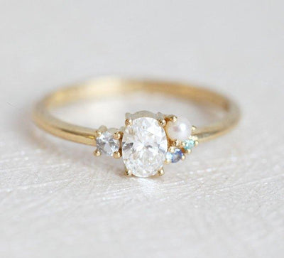 Ovaler Diamant-Clusterring mit Saphir und Perle