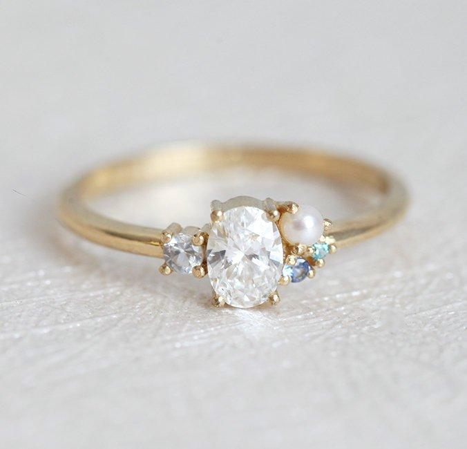 Ovaler Diamant-Clusterring mit Saphir und Perle