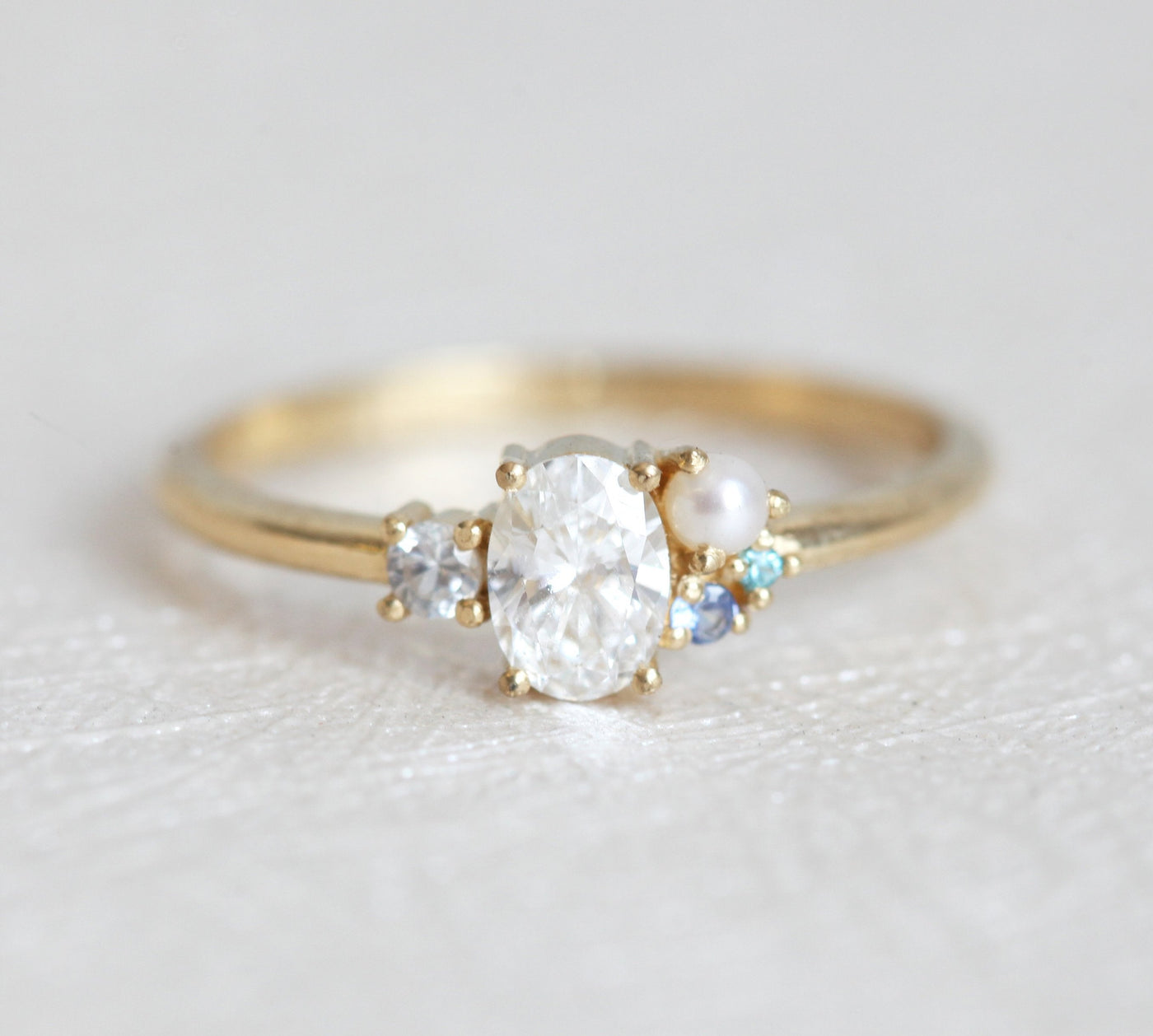 Ovaler Diamant-Clusterring mit Saphir und Perle