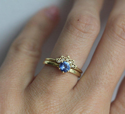 Runder Verlobungsring mit blauem Saphir und seitlich weißen Diamanten