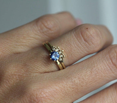 Runder Verlobungsring mit blauem Saphir und seitlich weißen Diamanten