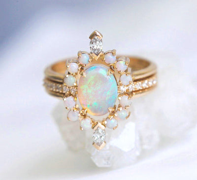 Ovaler Ring mit australischem Opal, umgeben von Opal-Edelsteinen, mit Pavé-Diamanten und weißen Diamanten im Marquise-Schliff