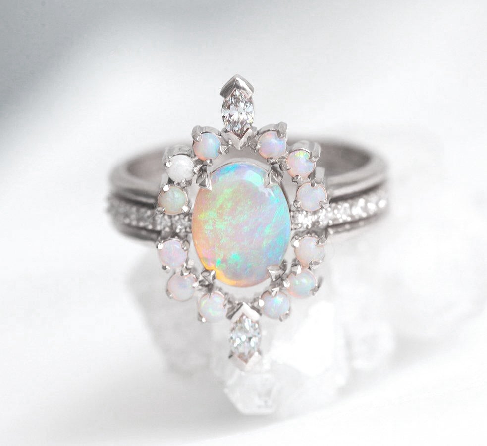 Ovaler Ring mit australischem Opal, umgeben von Opal-Edelsteinen, mit Pavé-Diamanten und weißen Diamanten im Marquise-Schliff