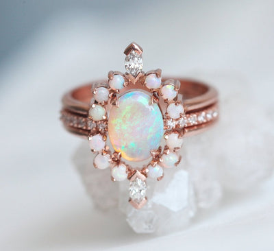 Ovaler Ring mit australischem Opal, umgeben von Opal-Edelsteinen, mit Pavé-Diamanten und weißen Diamanten im Marquise-Schliff