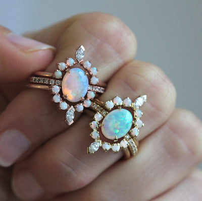 Ovaler Ring mit australischem Opal, umgeben von Opal-Edelsteinen, mit Pavé-Diamanten und weißen Diamanten im Marquise-Schliff