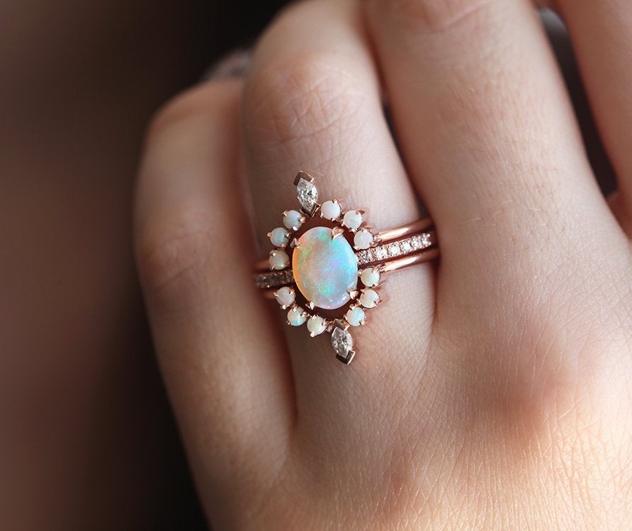 Ovaler Ring mit australischem Opal, umgeben von Opal-Edelsteinen, mit Pavé-Diamanten und weißen Diamanten im Marquise-Schliff