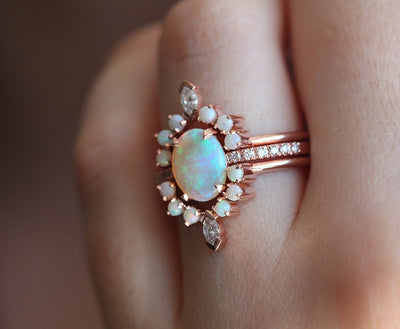 Ovaler Ring mit australischem Opal, umgeben von Opal-Edelsteinen, mit Pavé-Diamanten und weißen Diamanten im Marquise-Schliff