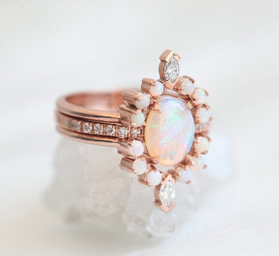 Ovaler Ring mit australischem Opal, umgeben von Opal-Edelsteinen, mit Pavé-Diamanten und weißen Diamanten im Marquise-Schliff