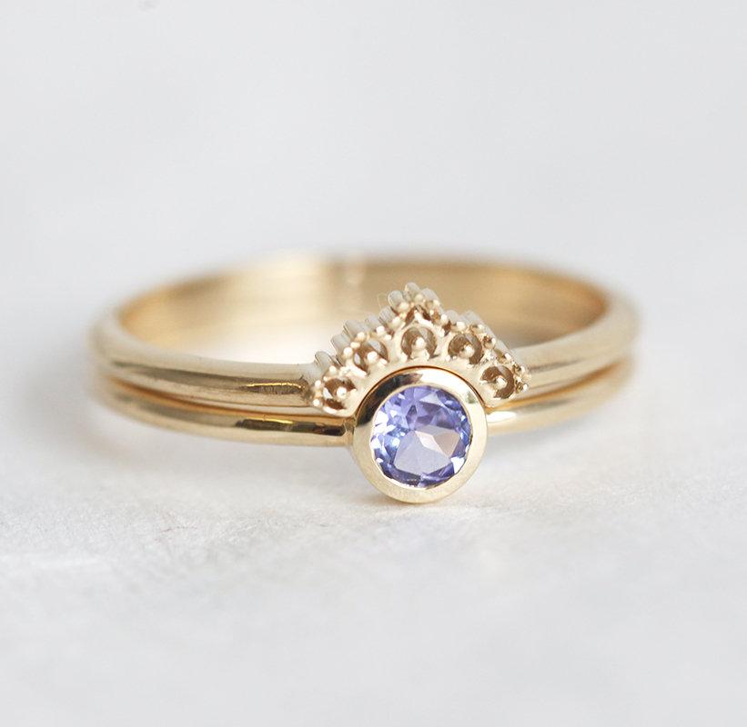 Blauer runder Tansanit-Ring mit passendem Gold-Spitzenband