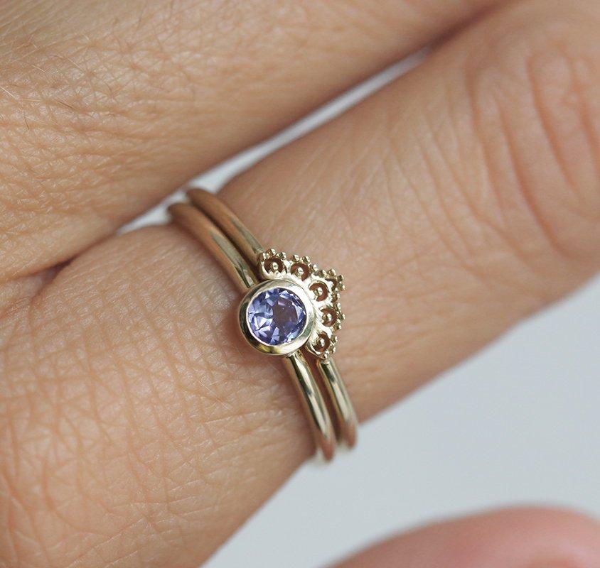 Blauer runder Tansanit-Ring mit passendem Gold-Spitzenband