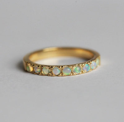 Rundes Opal-Eternity-Gelbgoldband