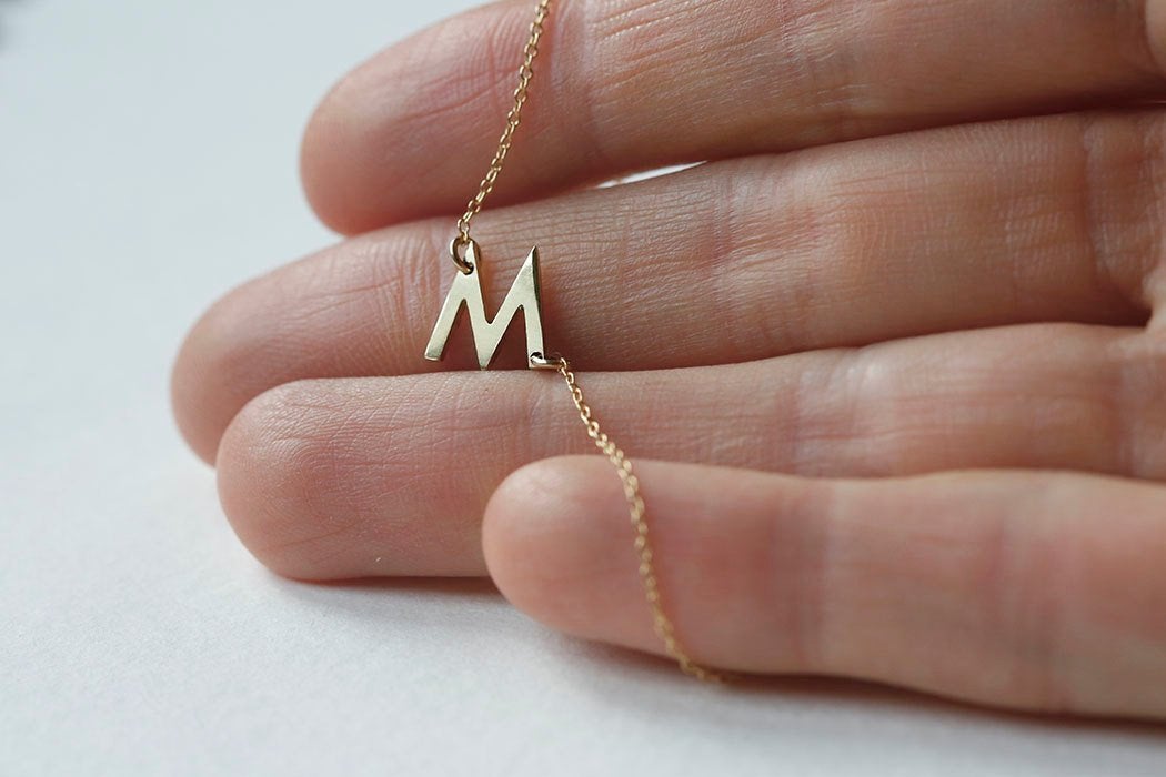 Goldkette mit personalisierter Initiale