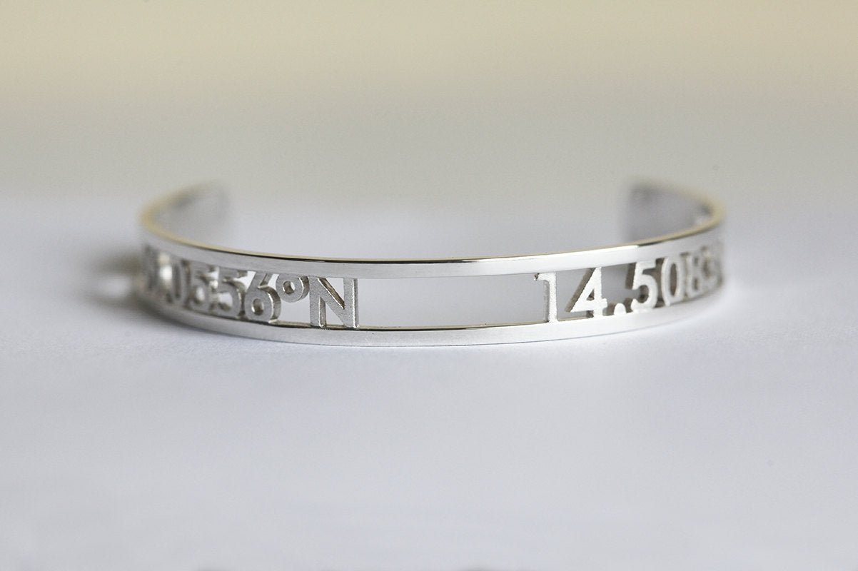 Silbernes Manschettenarmband mit personalisierten Koordinaten