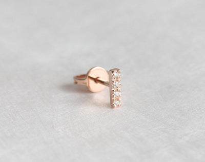 Einfache Dainty Line-Ohrstecker aus 14-karätigem Goldbarren mit Pavé-Diamant