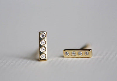 Einfache Dainty Line-Ohrstecker aus 14-karätigem Goldbarren mit Pavé-Diamant