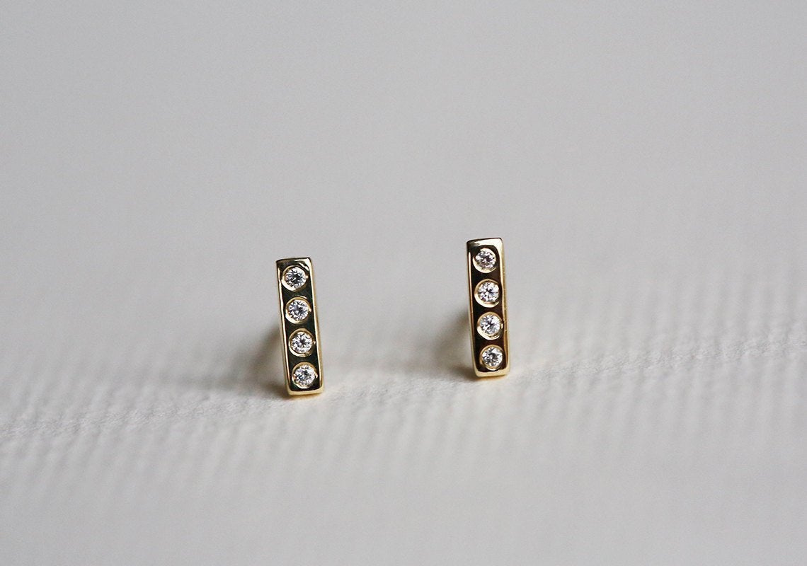 Einfache Dainty Line-Ohrstecker aus 14-karätigem Goldbarren mit Pavé-Diamant