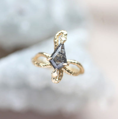 Kite Salt & Pepper-Diamantring mit einzigartigem goldenen Schlangenband