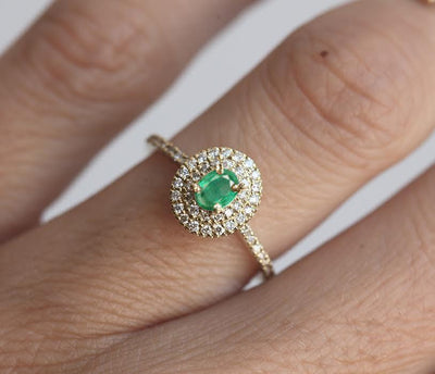 Luxuriöser ovaler grüner Smaragd- und Diamant-Halo-Verlobungsring mit Diamantband.