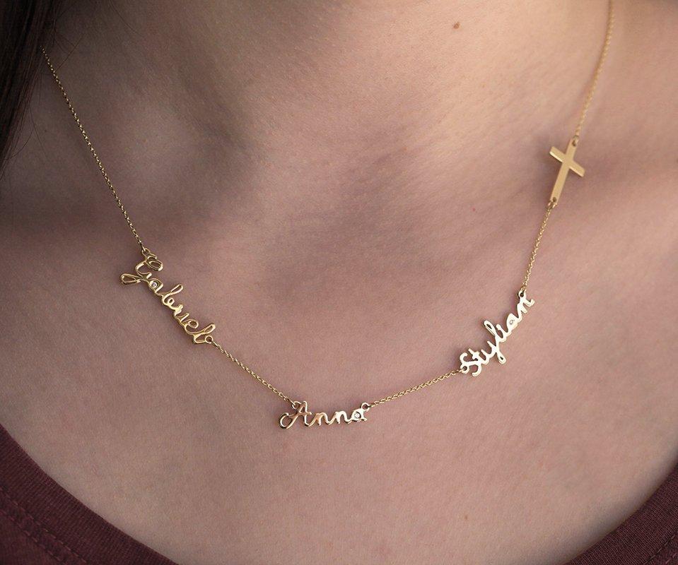 Goldkette mit drei personalisierten Namen und Kreuz