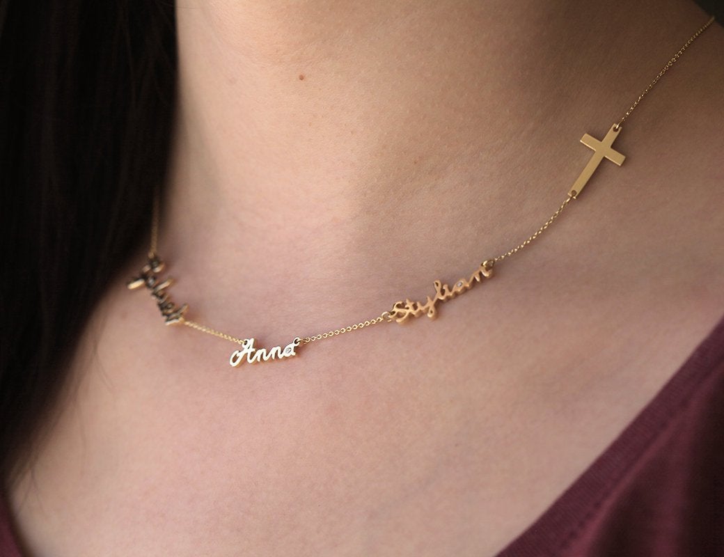 Goldkette mit drei personalisierten Namen und Kreuz