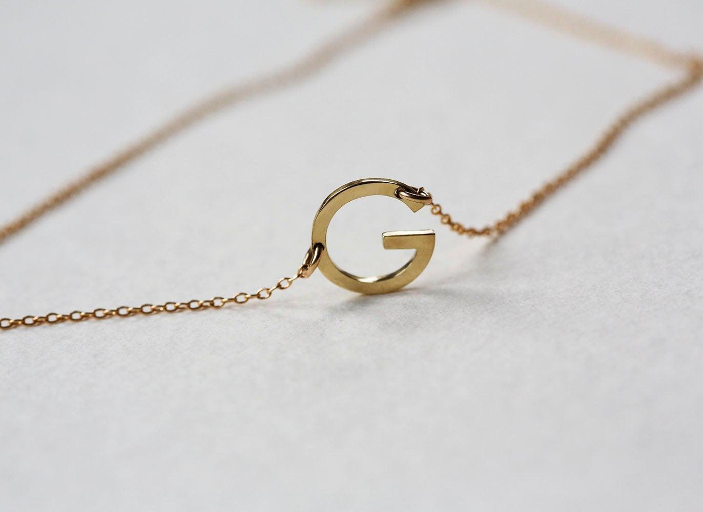 Goldkette mit personalisiertem kleinen Anfangsbuchstaben