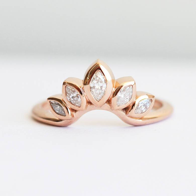 Nahaufnahme eines Solitär-Marquise-Diamantrings, der sein kompliziertes Design zeigt.