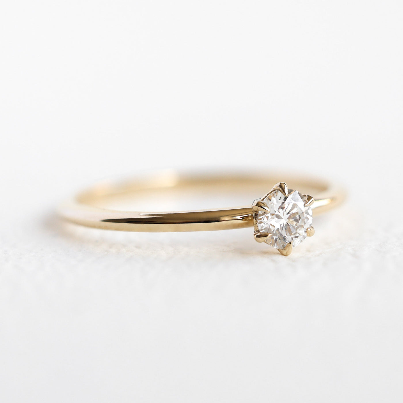 Solitär-Diamantring mit rundem Diamant von 0,20 ct aus 14-karätigem Gelbgold.