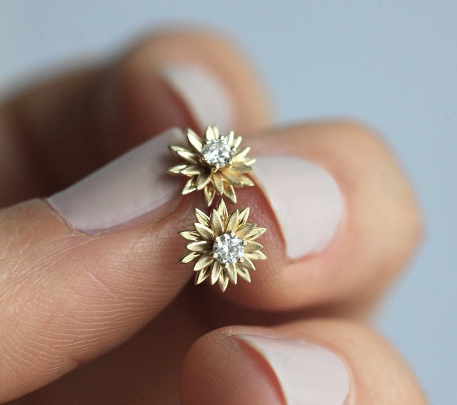 Runde Sonnenblumen-Ohrstecker mit Diamanten und Gold