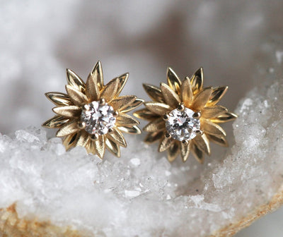 Runde Sonnenblumen-Ohrstecker mit Diamanten und Gold