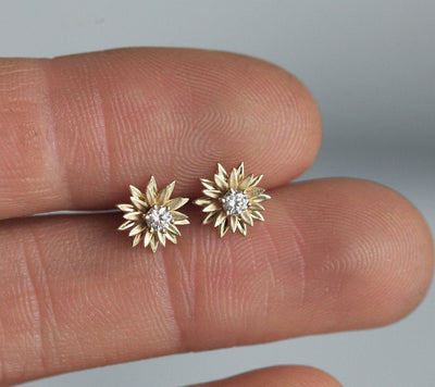 Runde Sonnenblumen-Ohrstecker mit Diamanten und Gold