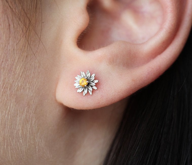 Runde Sonnenblumen-Ohrstecker mit Diamanten und Gold