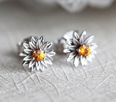 Runde Sonnenblumen-Ohrstecker mit Diamanten und Gold